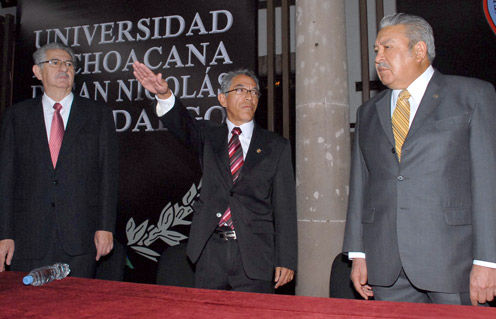 Salvador Jara Guerrero rinde protesta como rector de la Universidad Michoacana de San Nicolás de Hidalgo