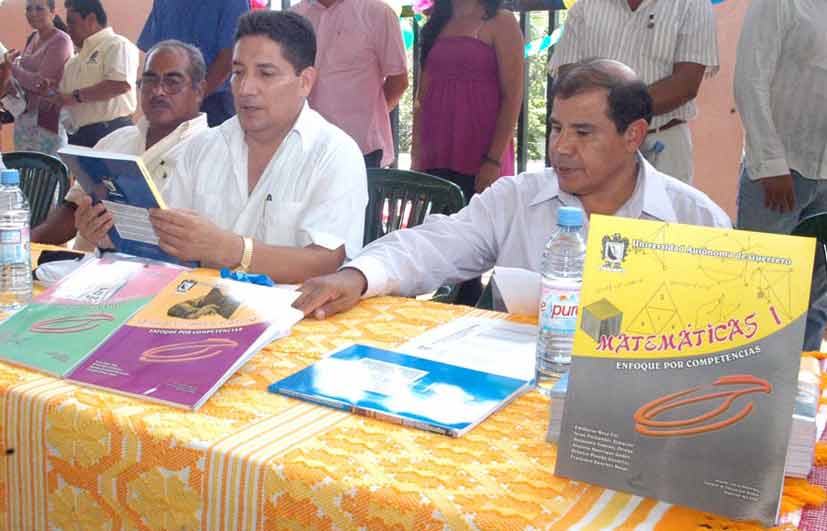 Presentan Libros de texto del bachillerato universitario de la UAGro