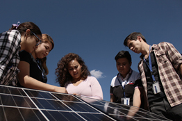 Alumnos de la UTA participan en instalación de sistema fotovoltaico