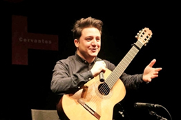 Gian Marco Ciampa y su guitarra, en la Pinacoteca Universitaria