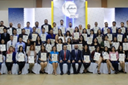 Celebra UABCS ceremonia de entrega de títulos y grados académicos