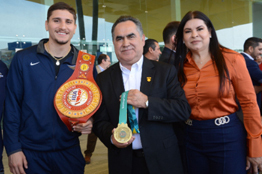 Agradecido con el gran apoyo recibido por la Nueva Universidad, el boxeador Marco Verde entrega medalla a Jesús Madueña
